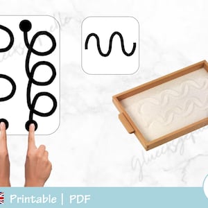 Könnte beinhalten: Eine Holzsandwanne mit wellenförmigen Mustern im Sand, neben zwei schwarz-weißen Karten mit Liniendesigns. Eine Karte zeigt eine wellenförmige Linie, die andere ein komplexeres Design. Der Text "Printable | PDF" ist ebenfalls enthalten.