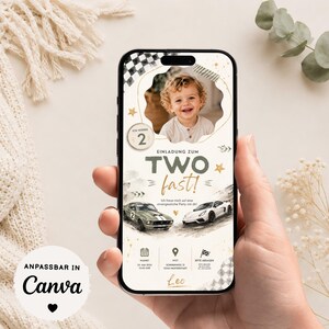 Könnte beinhalten: Eine digitale Geburtstagseinladung auf einem Smartphone-Bildschirm mit einem Foto eines Kleinkindes, dem Text 'TWO fast!', zwei Rennwagen, einem Zielflaggenmuster und goldenen Sternen. Die Einladung enthält Veranstaltungsdetails und den Namen Leo.