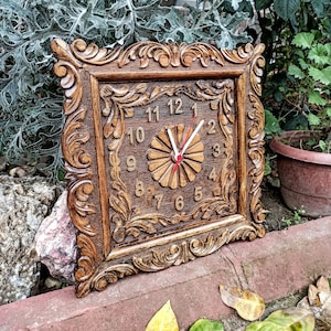 Relógio de parede esculpido à mão em madeira - Padrões gravados - Design vintage da Anatólia - Artesanato mestre - Madeira de nogueira - Presente exclusivo - Amor e paz