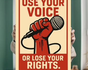 Può includere: Poster dal design vintage con un pugno rosso che tiene un microfono. Il testo "USE YOUR VOICE" è in alto e "OR LOSE YOUR RIGHTS" in basso, tutto in rosso. Lo sfondo è color crema.