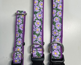 Adjustable dog collar in lilac daises design