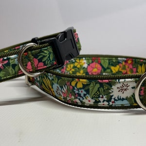 Adjustable dog collar in wild flower design