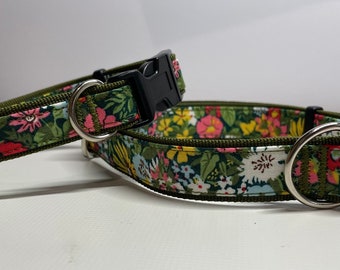 Adjustable dog collar in wild flower design