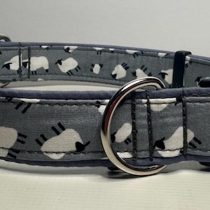 Adjustable dog collar in grey sheep design