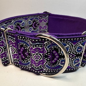 Collar para perros tipo martingala de 50 mm (2 pulgadas) de ancho con diseño bordado en color VIOLETA