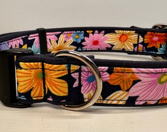 Adjustable dog collar in daisy garden design