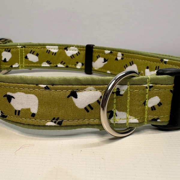 Adjustable dog collar in green sheep design