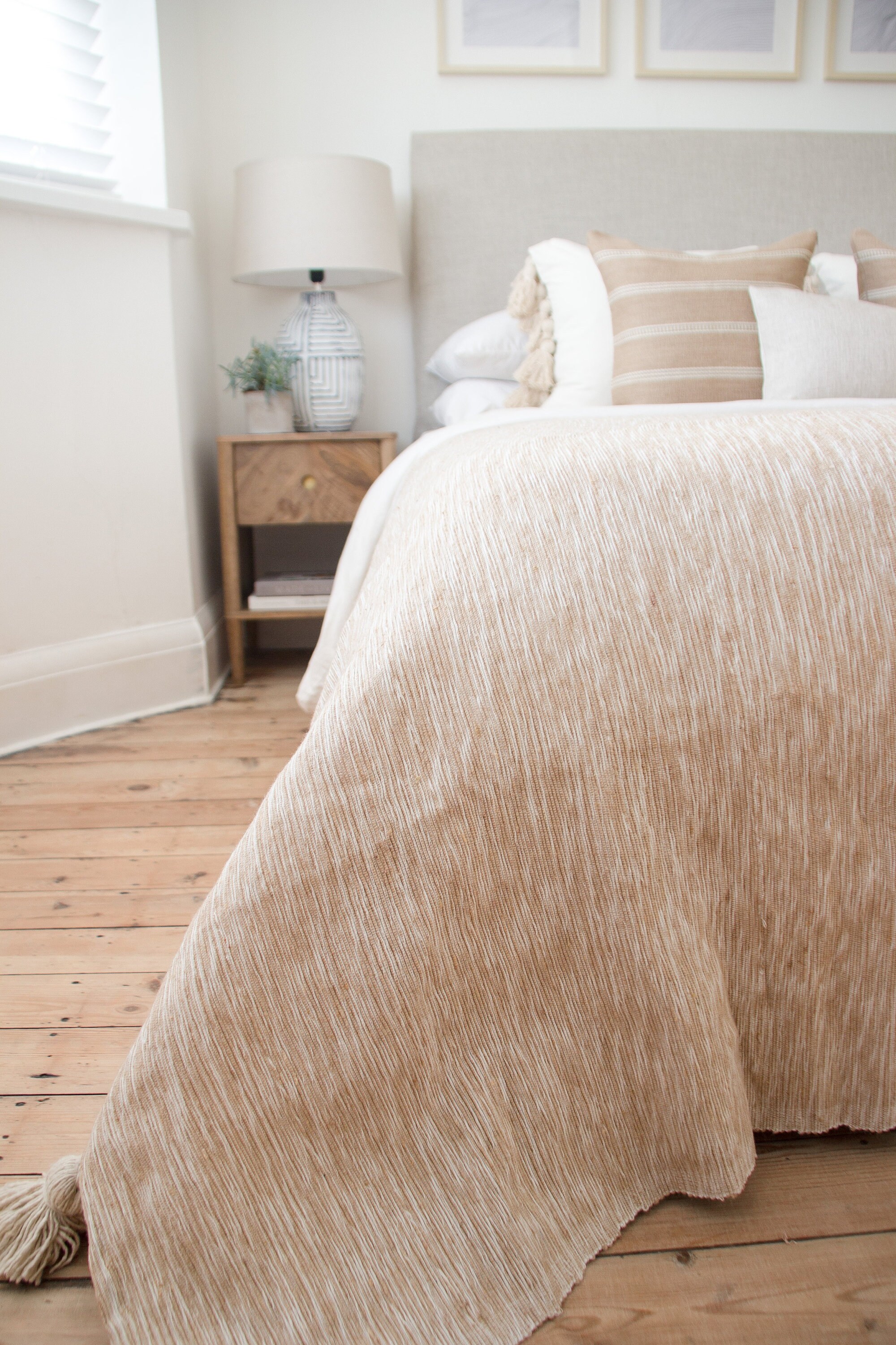 ナチュラルタンホワイトストライプモロッコポンポンブランケットスロー