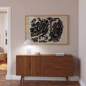 Pu&ograve; includere: Un com&ograve; in legno con tre cassetti e una porta dell'armadio. Il com&ograve; &egrave; marrone e ha un design moderno. Una lampada bianca con un paralume bianco &egrave; posizionata sopra il com&ograve;. Una stampa d'arte astratta in bianco e nero &egrave; appesa al muro sopra il com&ograve;.