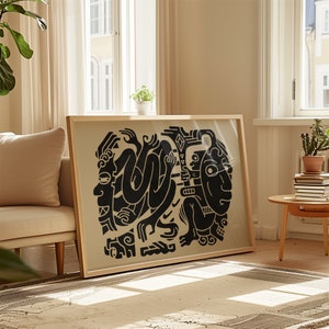 Pu&ograve; includere: Una stampa in bianco e nero incorniciata di un design astratto con forme geometriche e motivi. La stampa &egrave; su uno sfondo beige ed &egrave; incorniciata in una cornice di legno chiaro.