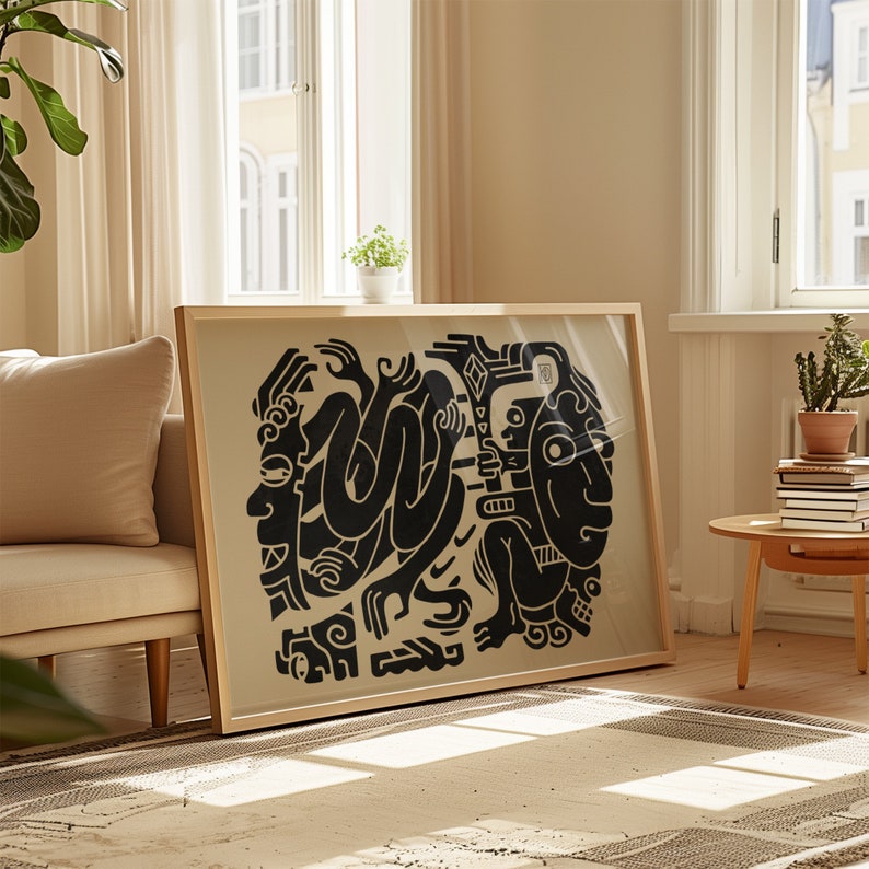 Pu&ograve; includere: Una stampa in bianco e nero incorniciata di un design astratto con forme geometriche e motivi. La stampa &egrave; su uno sfondo beige ed &egrave; incorniciata in una cornice di legno chiaro.