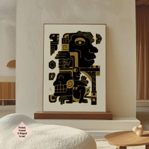Op de afbeelding: Ingelijste kunstdruk met een zwart-goud abstract ontwerp van een gestileerde figuur. Het kunstwerk heeft een geometrische stijl met een neutrale achtergrond. De print wordt op een houten standaard weergegeven.