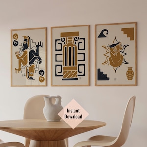 Puede incluir: Tres impresiones enmarcadas con un fondo beige y diseños geométricos en negro y dorado. Las impresiones presentan figuras y símbolos estilizados.