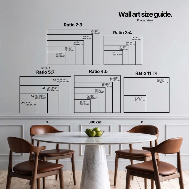 Pu&ograve; includere: Una guida alle dimensioni dell'arte da parete con diversi rapporti e misure in pollici e centimetri. La guida mostra le diverse dimensioni delle stampe per vari rapporti d'aspetto, tra cui 2:3, 3:4, 4:5, 5:7 e 11:14. La guida include anche un tavolo con un piano in marmo bianco e quattro sedie con sedili in pelle marrone.