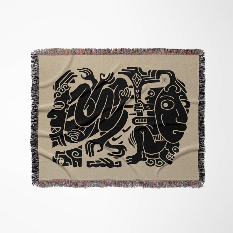 Pu&ograve; includere: Una coperta in tessuto intrecciato con sfondo beige e un design nero di figure stilizzate e forme geometriche.