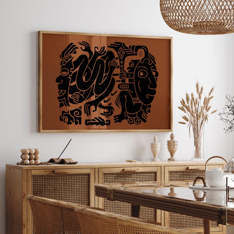 Pu&ograve; includere: Una stampa incorniciata con un design astratto in bianco e nero su sfondo marrone. Il design presenta forme geometriche e linee, che ricordano l'arte antica.