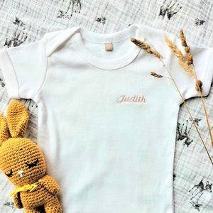 Personalized EMBROIDERED baby bodysuit in cotton - Customizable bodysuit with first name and heart