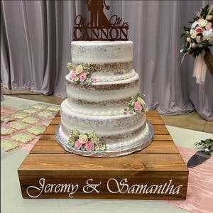Alzata per torta in legno personalizzata per matrimonio, alzata per torta nuziale rustica, alzata per torta in legno massello, espositore per torta, regalo di nozze, regalo di Natale
