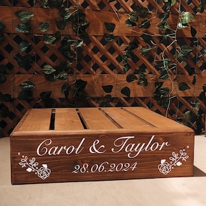 Supporto per torta nuziale personalizzatoSupporto per torta quadrato rustico in legno personalizzato con maniglia per la decorazione del tavolo della torta nuziale.