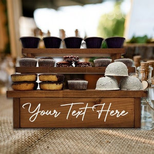 Alzata per cupcake personalizzata per matrimoni, celebrazioni e feste in legno.