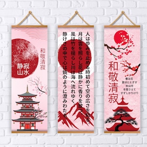 Könnte beinhalten: Drei vertikale Wandbehänge mit rosa Hintergründen, roten Sonnenmotiven und japanischer Kalligrafie. Der linke Behang zeigt eine Pagode, der mittlere ein langes Gedicht und der rechte einen Kirschblütenzweig sowie einen Kiefernbaum.