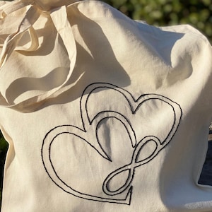 Katoenen shopper tas Valentijnsdag cadeau idee - gepersonaliseerde handgeborduurde tote bag - hart ontwerp en oneindig symbool