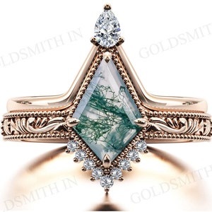 Puede incluir: Un anillo de oro rosa con una piedra preciosa de ágata verde y blanca en un engaste geométrico. El anillo está adornado con pequeños diamantes y tiene una banda detallada.