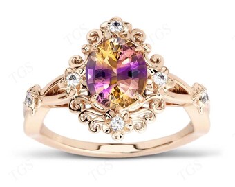 Puede incluir: Un anillo de oro con una gran piedra preciosa ovalada que tiene un degradado de amarillo, naranja y morado. El anillo está engastado con diamantes más pequeños alrededor de la piedra preciosa y tiene un delicado diseño floral.