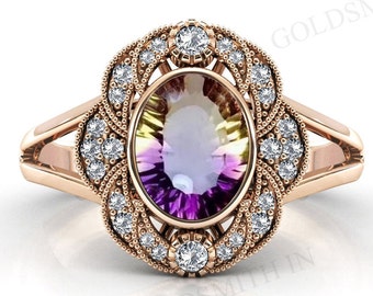 Puede incluir: Un anillo de oro rosa con una gran piedra preciosa ovalada que combina el morado, el amarillo y el verde. La piedra preciosa está rodeada por un halo de diamantes más pequeños engastados en un delicado diseño floral.