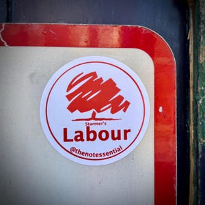 Puede incluir: Una pegatina redonda blanca con un logotipo de árbol rojo y el texto "Starmer's Labour @thenotessential".