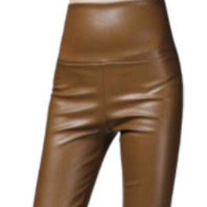 K&ouml;nnte beinhalten: Braune Lederleggings mit hoher Taille.