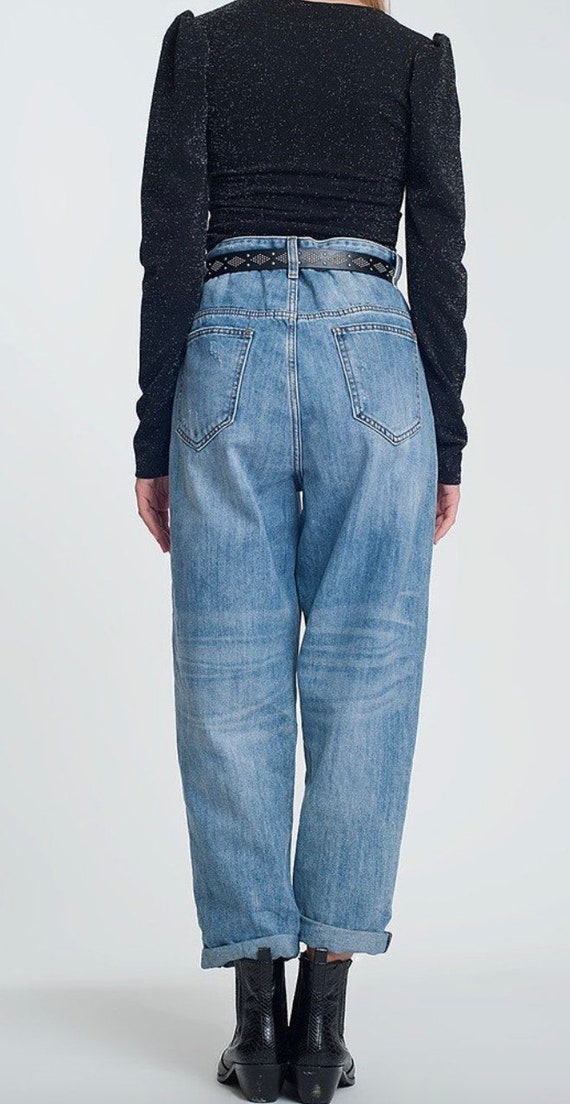 Tapered jeans with curved seams sales