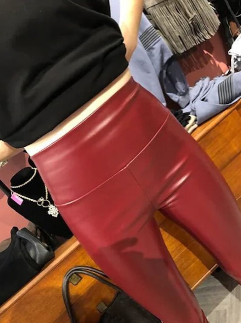 K&ouml;nnte beinhalten: Rote Kunstlederleggings mit hoher Taille und schmaler Passform.