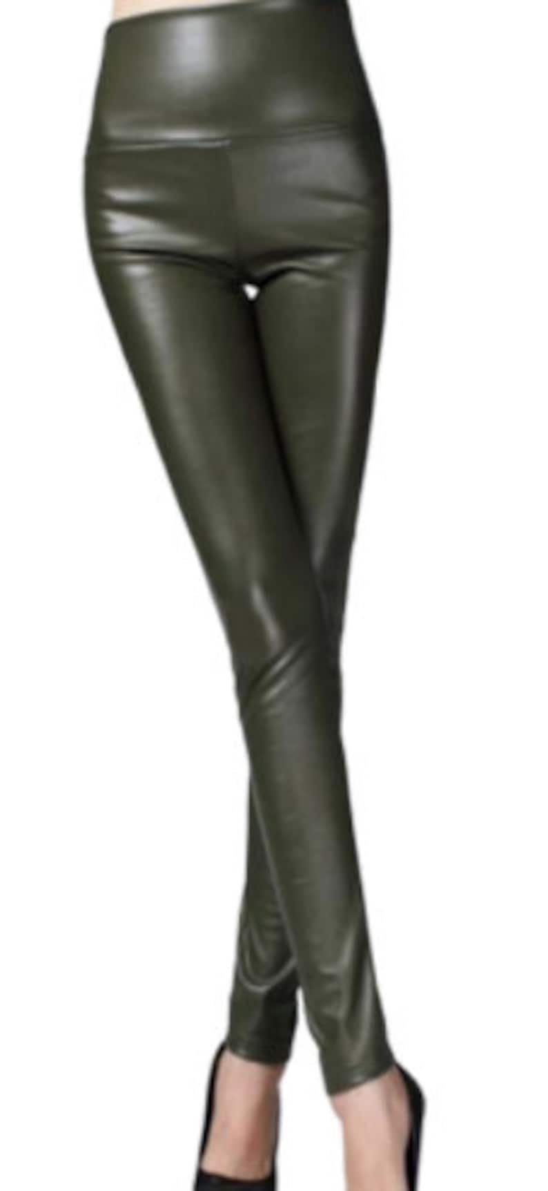 K&ouml;nnte beinhalten: Dunkelgr&uuml;ne Leggings aus Kunstleder mit hoher Taille.