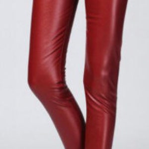 K&ouml;nnte beinhalten: Rote Leggings aus Kunstleder mit hoher Taille.
