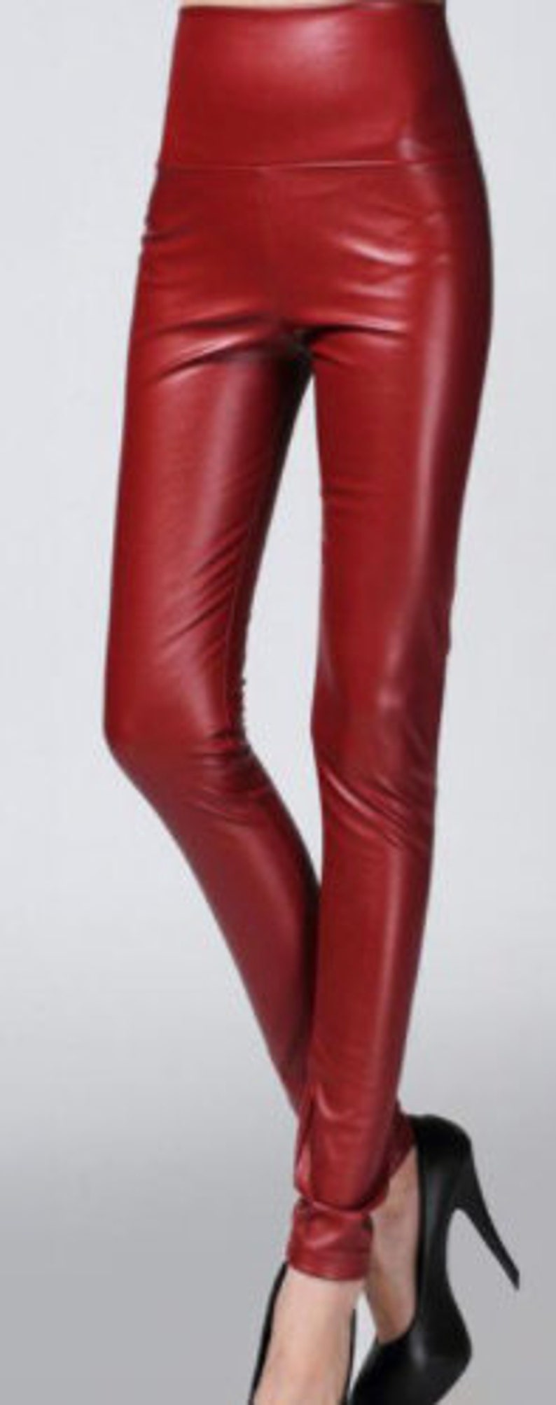 K&ouml;nnte beinhalten: Rote Leggings aus Kunstleder mit hoher Taille.