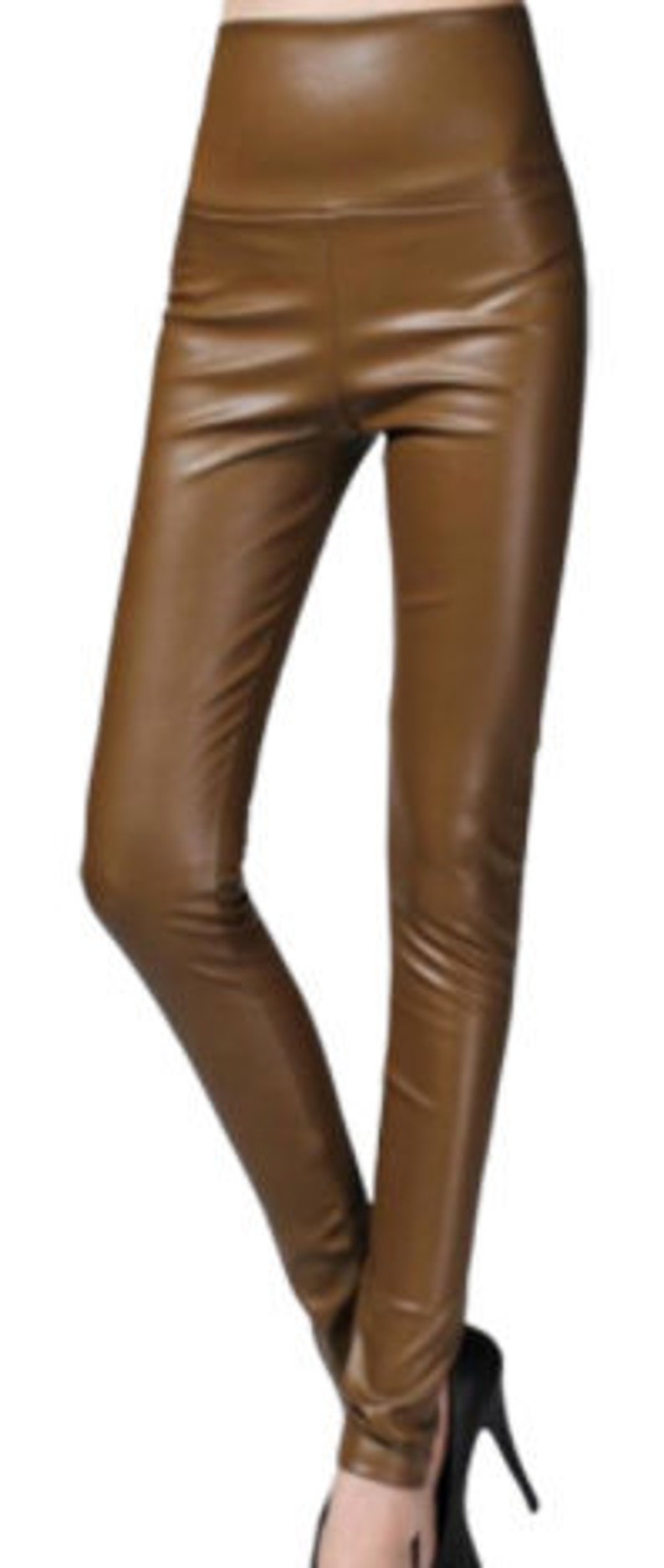 K&ouml;nnte beinhalten: Braune Lederleggings mit hoher Taille.