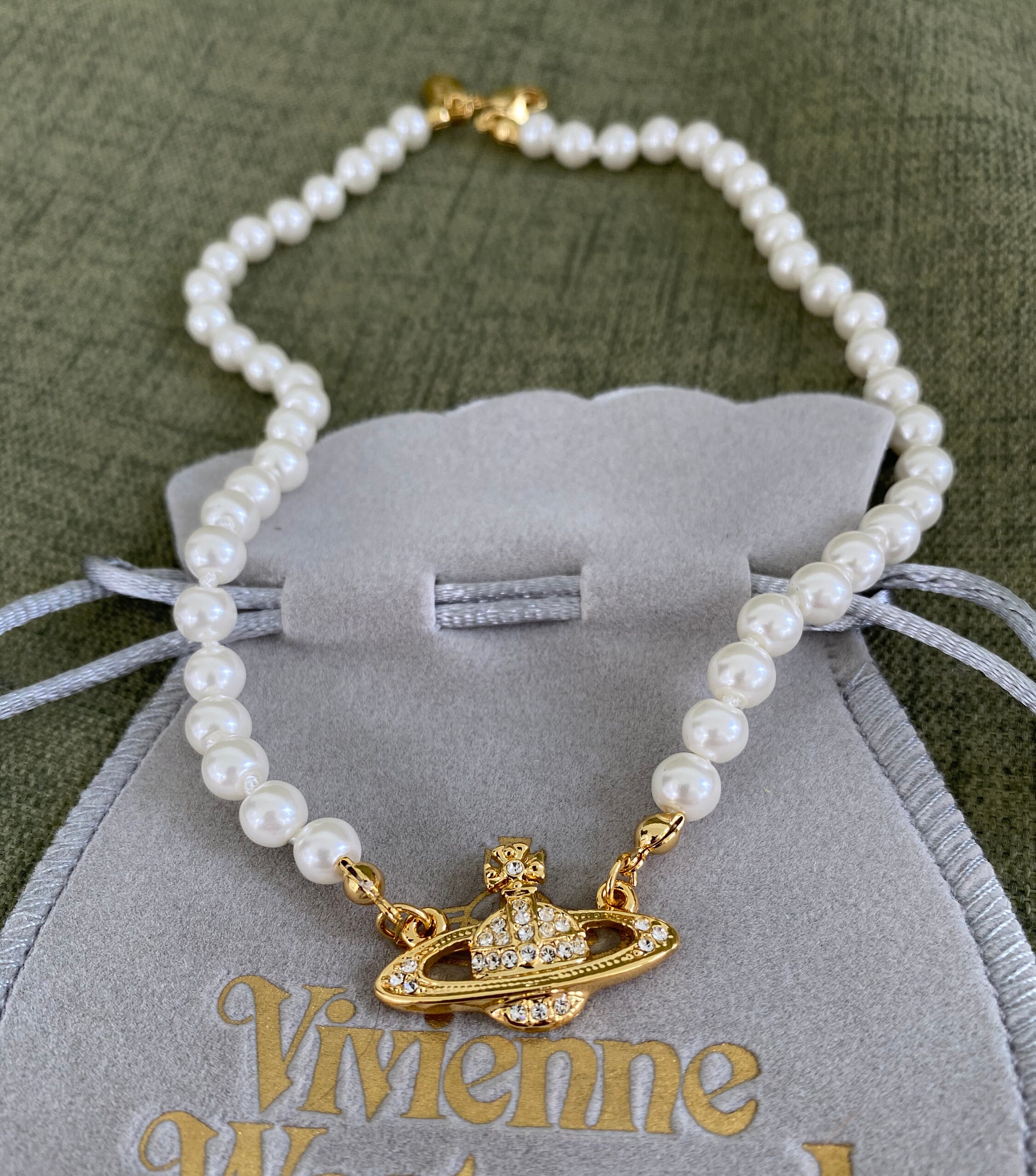 колье вивьен вествуд с жемчугом. Vivienne westwood choker. Vivienne westwood gold pearl choker. Vivienne westwood жемчужное ожерелье. чокер вивьен вествуд жемчужный.