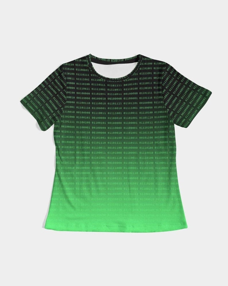 Op de afbeelding: Een zwart en groen dames T-shirt met een verloop. Het shirt heeft een patroon van groene binaire code op een zwarte achtergrond.