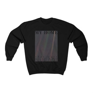 Puede incluir: Sudadera negra con un estampado gr&aacute;fico de un punto azul p&aacute;lido en el espacio. El texto "MY HOME that pale BLUE DOT" est&aacute; impreso en la sudadera.