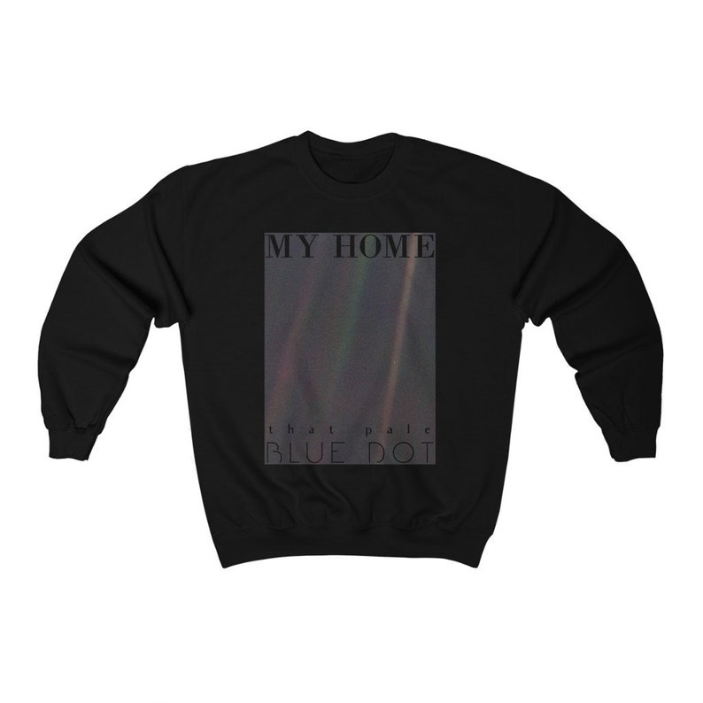 Puede incluir: Sudadera negra con un estampado gr&aacute;fico de un punto azul p&aacute;lido en el espacio. El texto "MY HOME that pale BLUE DOT" est&aacute; impreso en la sudadera.