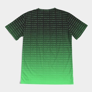 Op de afbeelding: Een zwart en groen T-shirt met een verloopontwerp met een herhalend patroon van binaire code. De code vervaagt van zwart naar groen.