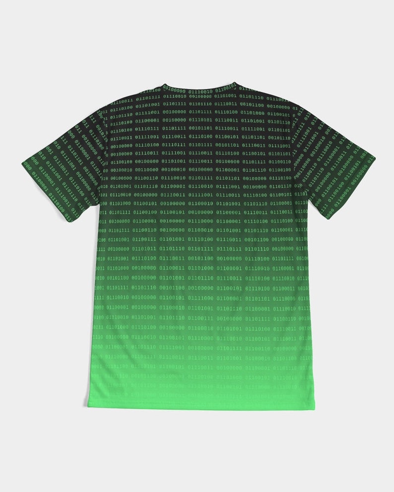 Op de afbeelding: Een zwart en groen T-shirt met een verloopontwerp met een herhalend patroon van binaire code. De code vervaagt van zwart naar groen.