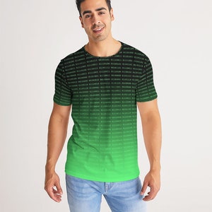 Op de afbeelding: Een zwart en groen T-shirt met een verloopontwerp met een herhalend patroon van binaire code. De code vervaagt van donkergroen naar lichtgroen.