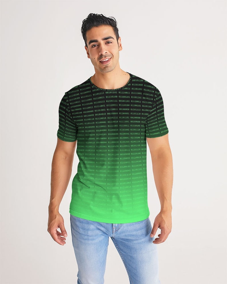 Op de afbeelding: Een zwart en groen T-shirt met een verloopontwerp met een herhalend patroon van binaire code. De code vervaagt van donkergroen naar lichtgroen.