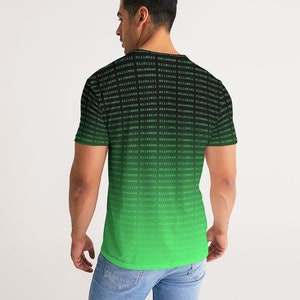 Op de afbeelding: Een zwart en groen T-shirt met een verloopontwerp met een herhalend patroon van binaire code.