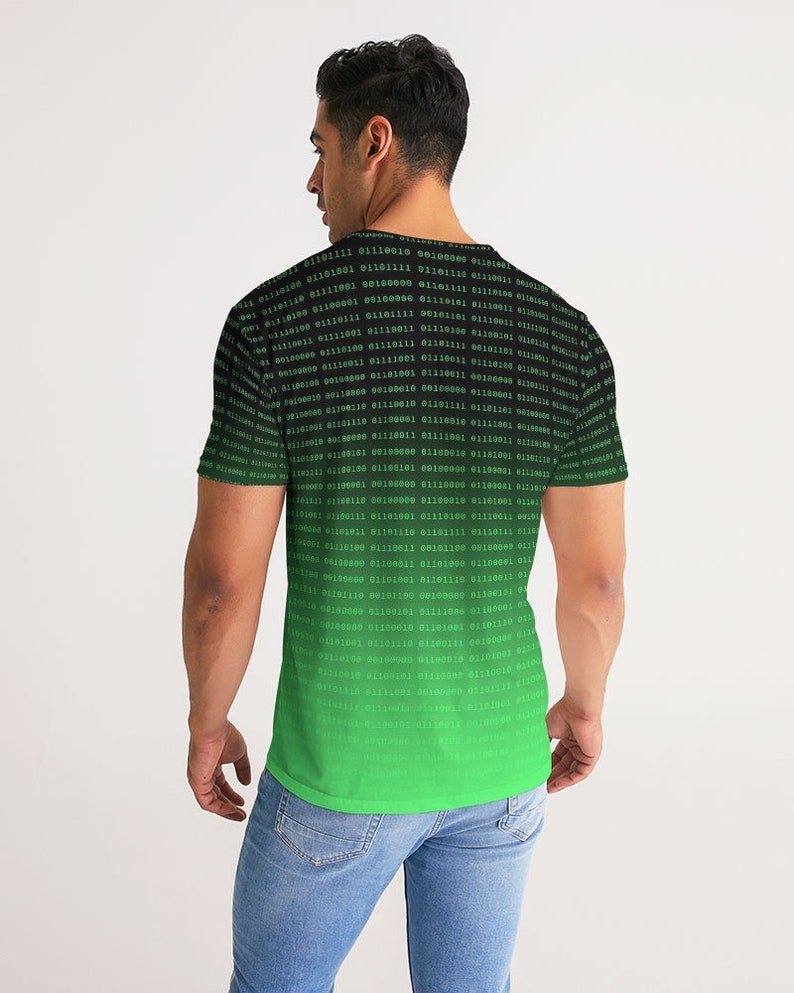 Op de afbeelding: Een zwart en groen T-shirt met een verloopontwerp met een herhalend patroon van binaire code.
