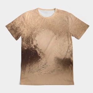 Könnte beinhalten: Ein braunes und beiges T-Shirt mit einem verblassten Bild der Oberfläche eines Planeten.