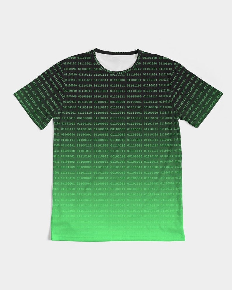 Op de afbeelding: Een zwart en groen T-shirt met een patroon van binaire code. De code verloopt van zwart naar groen.