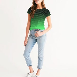 Op de afbeelding: Een zwart en groen T-shirt met een verloop. Het shirt heeft een ronde hals en korte mouwen.